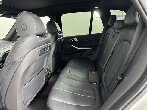 Used 2022 BMW X5 xDrive40i w/ M Sport Package image 32