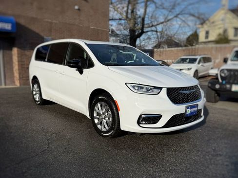 New 2026 Chrysler Pacifica Select image 3