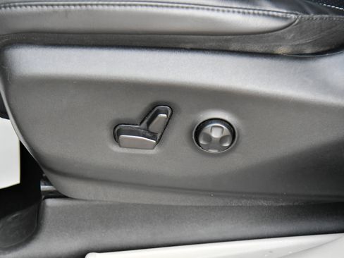 Used 2023 Chrysler Pacifica Touring-L FWD image 17