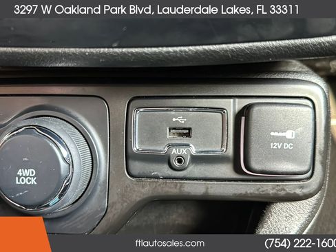 Used 2021 Jeep Renegade Latitude AWD/4WD image 57