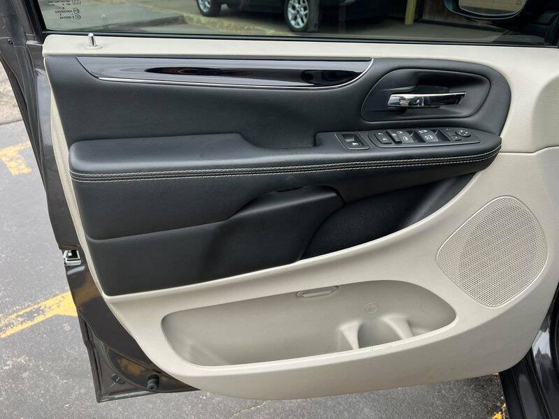 Used 2017 Dodge Grand Caravan SE FWD image 16