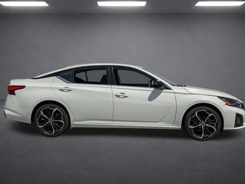Used 2024 Nissan Altima 2.5 SR FWD image 3