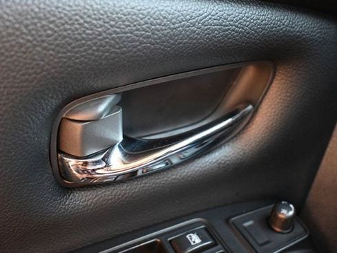 Used 2024 Nissan Titan SV AWD/4WD image 37