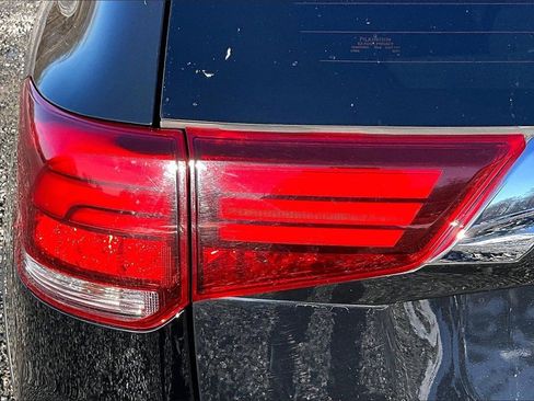 Used 2019 Mitsubishi Outlander SE image 27