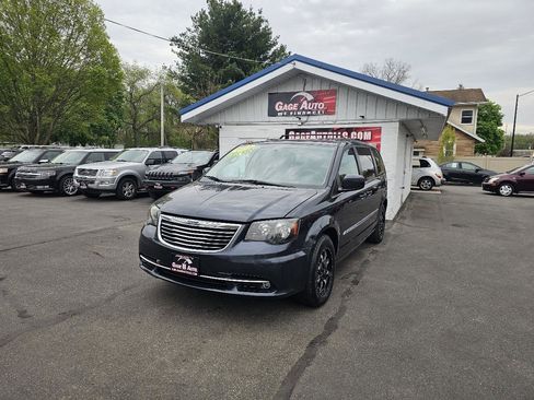 Used 2014 Chrysler Town & Country Touring FWD image 4