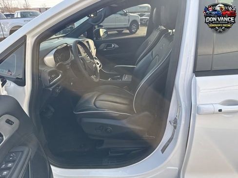 Used 2025 Chrysler Pacifica Limited FWD image 11