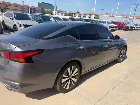 Used 2019 Nissan Altima 2.5 SV FWD image 2
