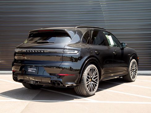 Certified 2024 Porsche Cayenne Turbo AWD/4WD image 9