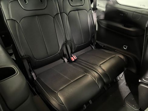 Used 2024 Jeep Grand Cherokee L Limited w/ Luxury Tech Group II image 32