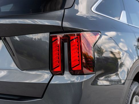 Used 2024 Kia Sorento LX FWD image 14