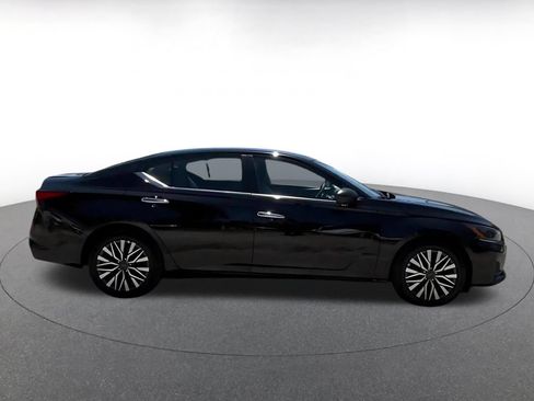 Used 2025 Nissan Altima 2.5 SV FWD image 16