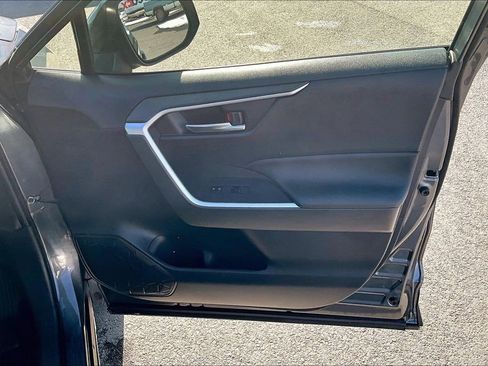 Used 2022 Toyota RAV4 XLE w/ Convenience Package image 24