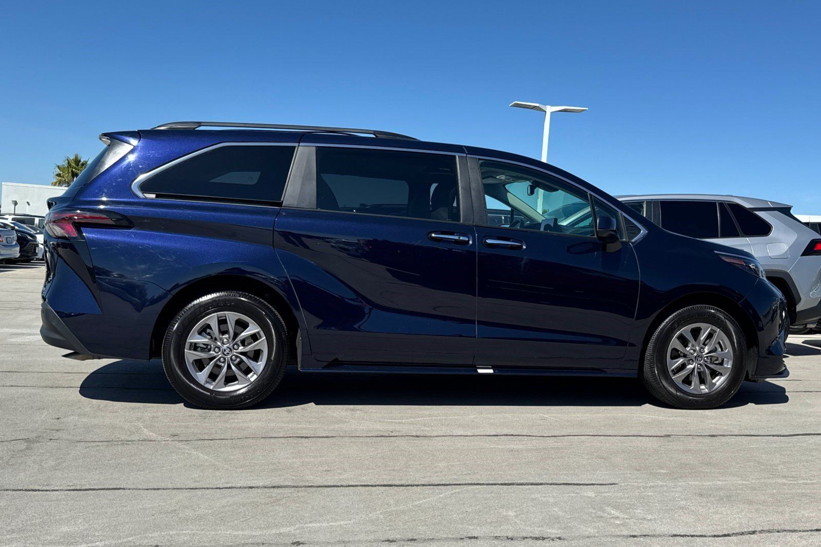 Used 2025 Toyota Sienna XLE FWD image 8