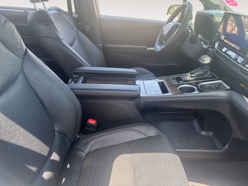 Used 2025 Toyota Sienna Limited FWD image 15