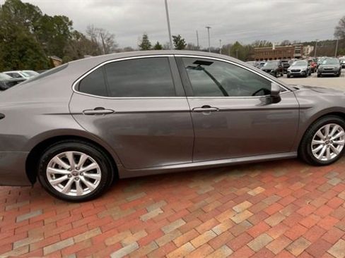 Used 2020 Toyota Camry LE image 2