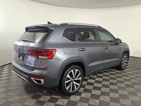 Used 2022 Volkswagen Taos SE w/ IQ.Drive SE Package image 9