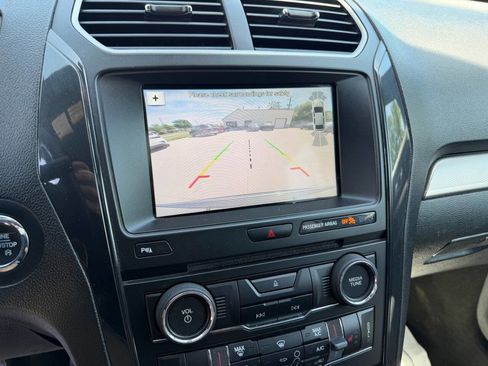 Used 2018 Ford Explorer XLT w/ Equipment Group 202A AWD/4WD image 15