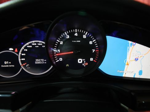 Used 2018 Porsche Panamera RWD image 18