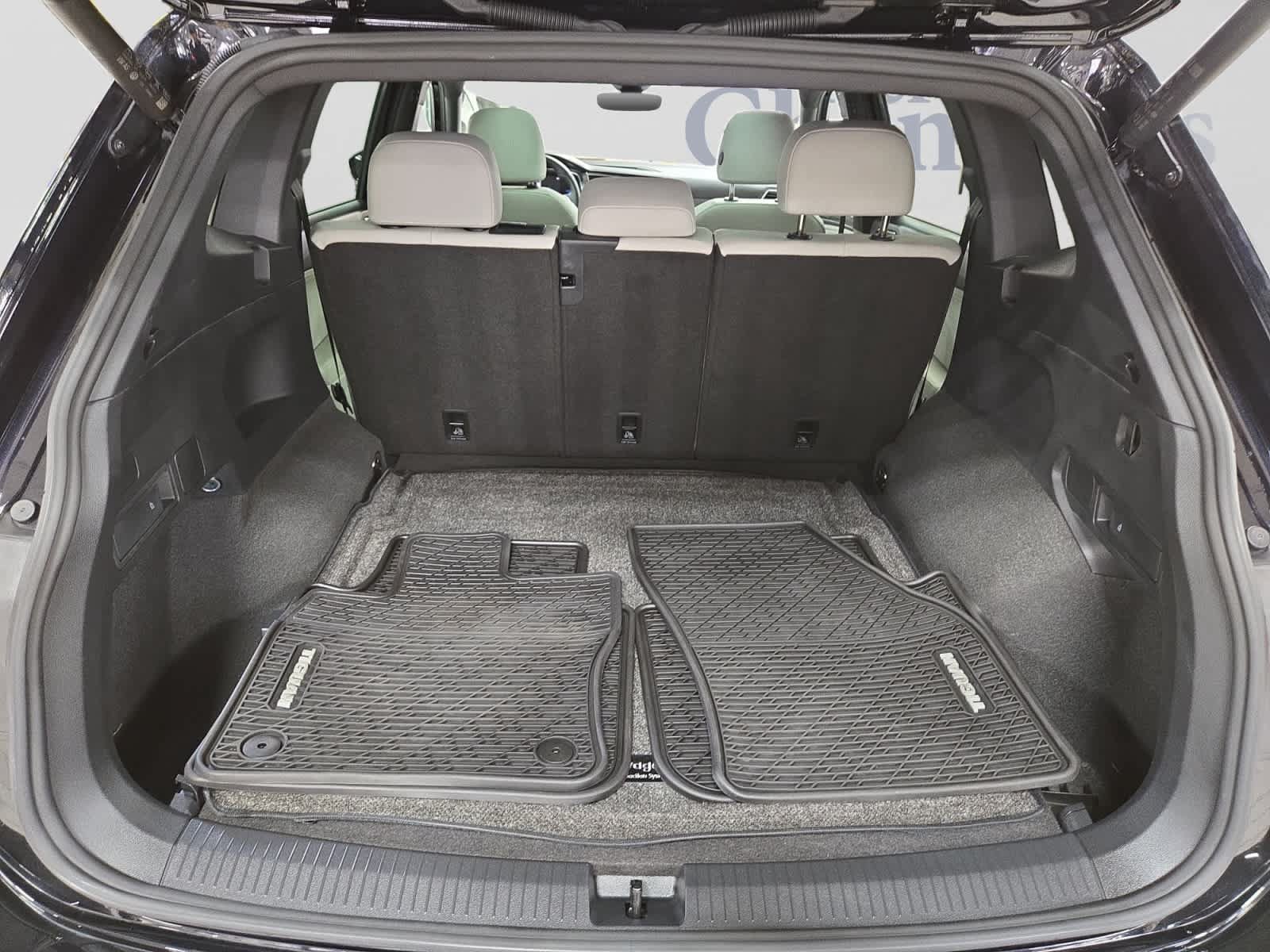 Used 2024 Volkswagen Tiguan SE R-Line AWD/4WD image 4