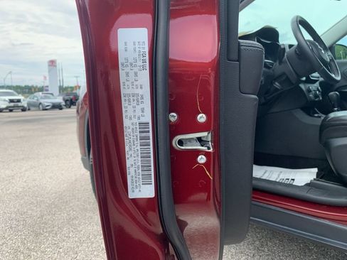 Used 2019 Jeep Cherokee Latitude Plus AWD/4WD image 32