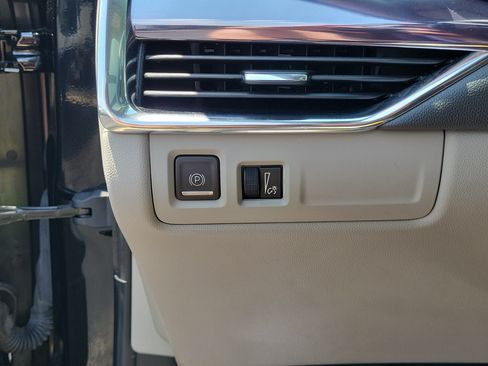 Used 2023 Cadillac XT4 Luxury w/ Cold Weather Package FWD image 22