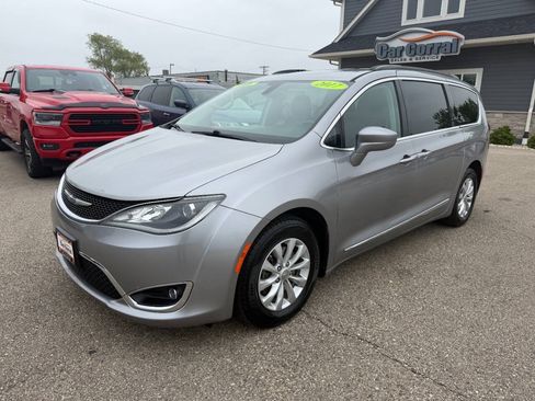 Used 2017 Chrysler Pacifica Touring-L FWD image 1