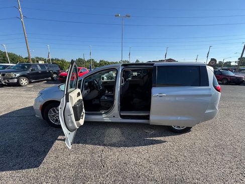 Used 2023 Chrysler Pacifica Touring-L FWD image 4