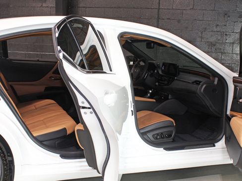 Used 2022 Lexus ES 300h Ultra Luxury w/ Accessory Package 2 FWD image 28
