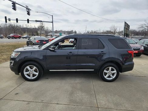Used 2017 Ford Explorer XLT w/ Equipment Group 202A AWD/4WD image 4