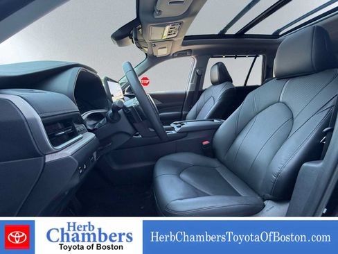 Used 2025 Toyota Grand Highlander AWD image 7
