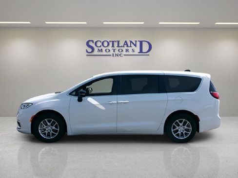 Used 2025 Chrysler Pacifica Select FWD image 1