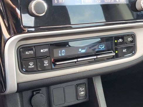 Used 2018 Toyota Corolla LE FWD image 21