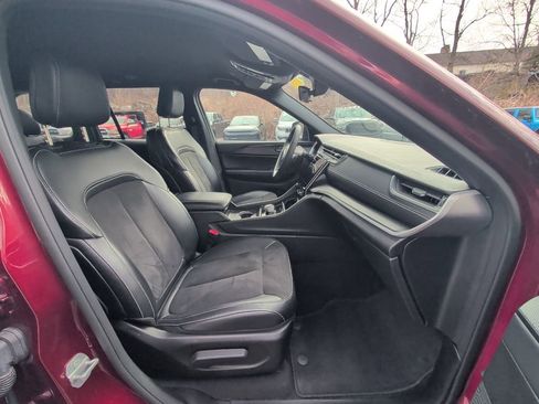 Used 2025 Jeep Grand Cherokee Altitude image 15