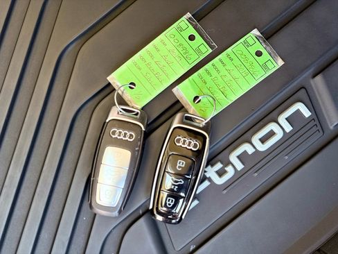 Used 2019 Audi e-tron Premium Plus image 25