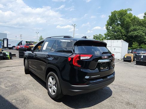 Used 2024 GMC Terrain SLE w/ Driver Convenience Package FWD image 3