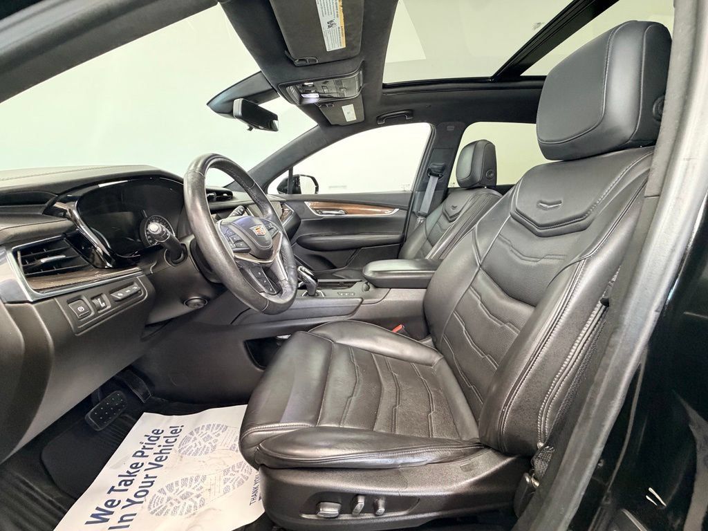 Used 2018 Cadillac XT5 Platinum w/ Driver Assist Package AWD/4WD image 2