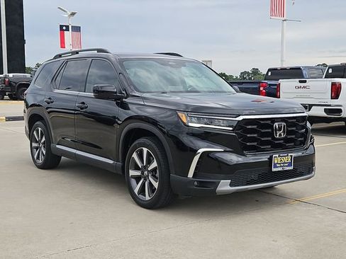 Used 2025 Honda Pilot Touring image 3