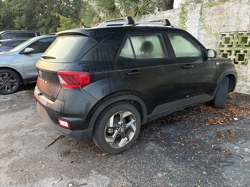 Used 2024 Hyundai Venue SEL FWD image 11