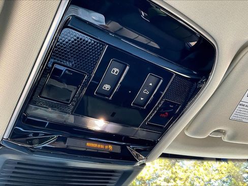 New 2025 Land Rover Range Rover Long Wheelbase SE image 21