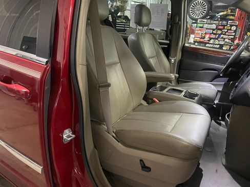 Used 2015 Chrysler Town & Country Touring-L image 20