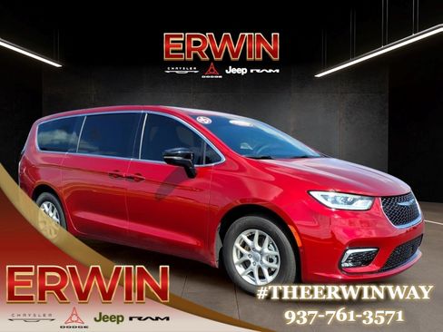 Used 2025 Chrysler Pacifica Select FWD image 1