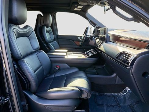 Used 2024 Lincoln Navigator Reserve image 16