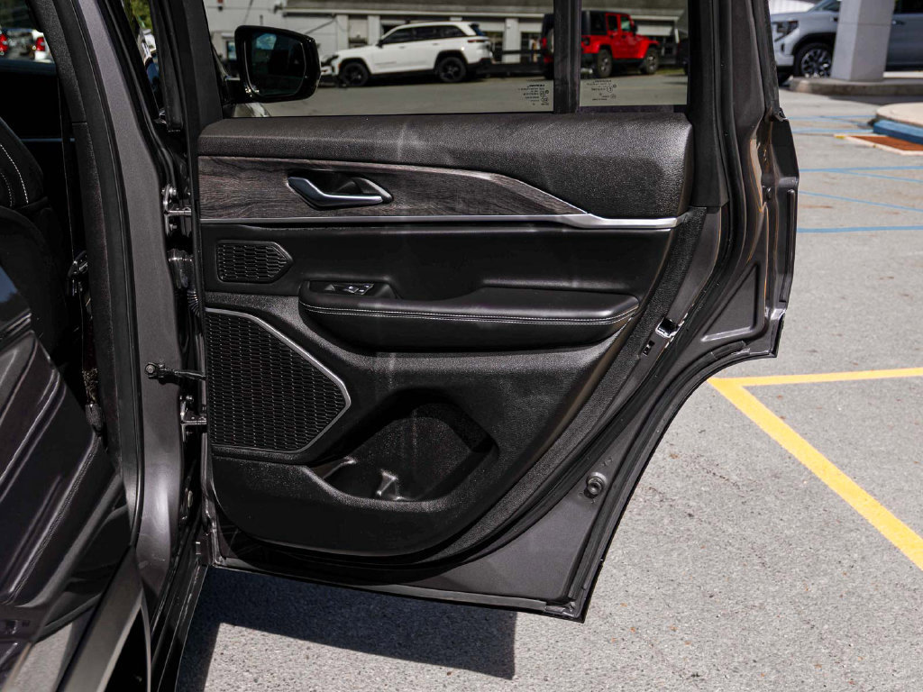 Used 2025 Jeep Grand Cherokee Limited 4xe AWD/4WD image 15