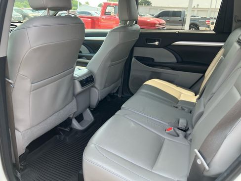 Used 2018 Toyota Highlander XLE AWD/4WD image 32