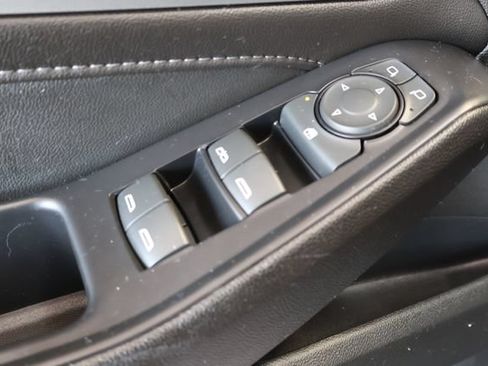 Used 2022 Chevrolet Traverse LT FWD image 13