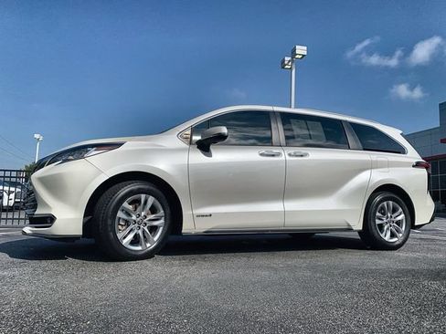 Used 2021 Toyota Sienna Limited FWD image 5