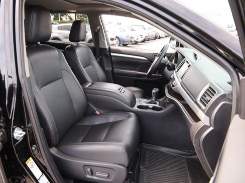 Used 2019 Toyota Highlander XLE AWD/4WD image 29