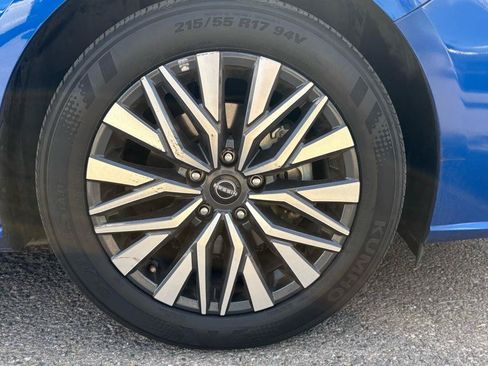 Used 2025 Nissan Altima 2.5 SV FWD image 2