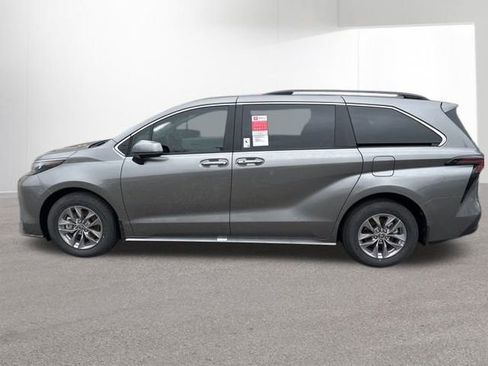 Used 2026 Toyota Sienna XLE image 16