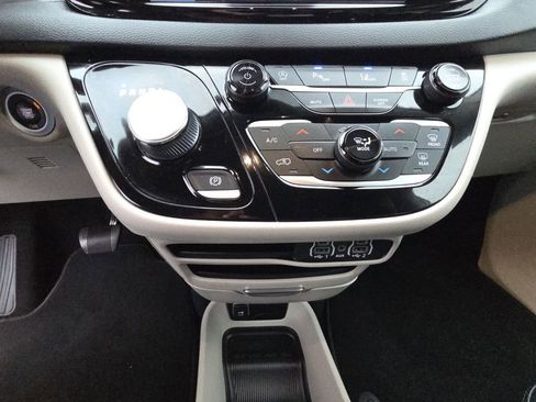 Used 2023 Chrysler Pacifica Touring-L image 23